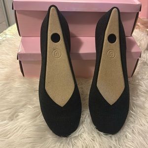 BLACK  FLAT SHOE SIZE 7 NEW NEVER WORN
